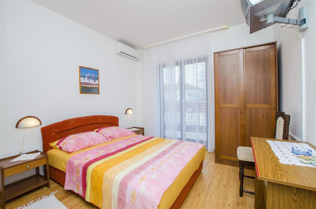 Apartments And Rooms Iva Трогір Екстер'єр фото