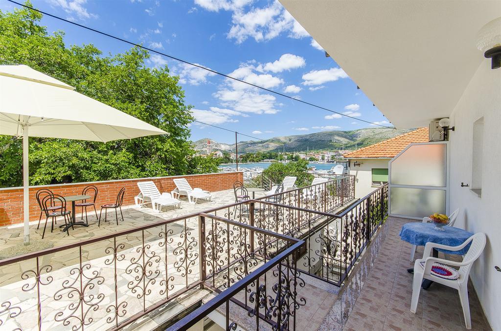 Apartments And Rooms Iva Трогір Екстер'єр фото