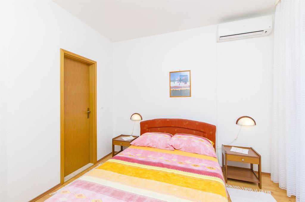 Apartments And Rooms Iva Трогір Екстер'єр фото
