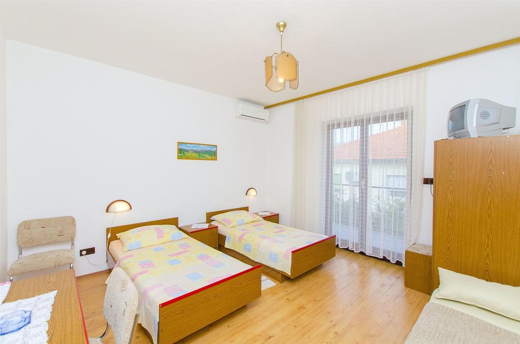 Apartments And Rooms Iva Трогір Екстер'єр фото