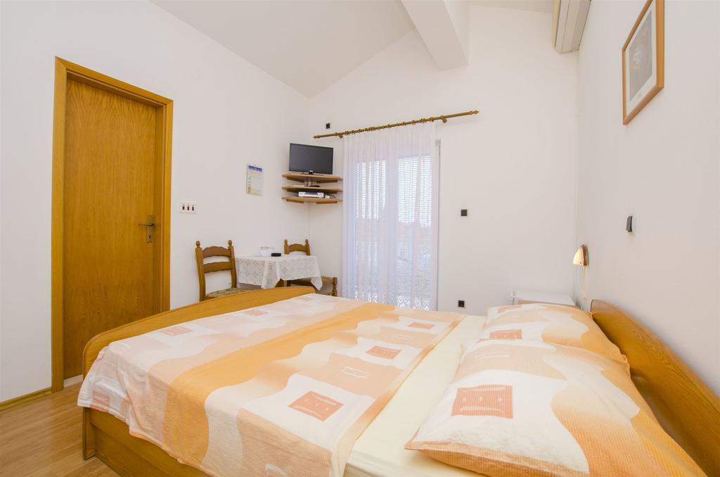 Apartments And Rooms Iva Трогір Екстер'єр фото