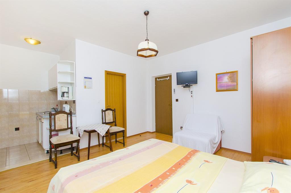 Apartments And Rooms Iva Трогір Екстер'єр фото