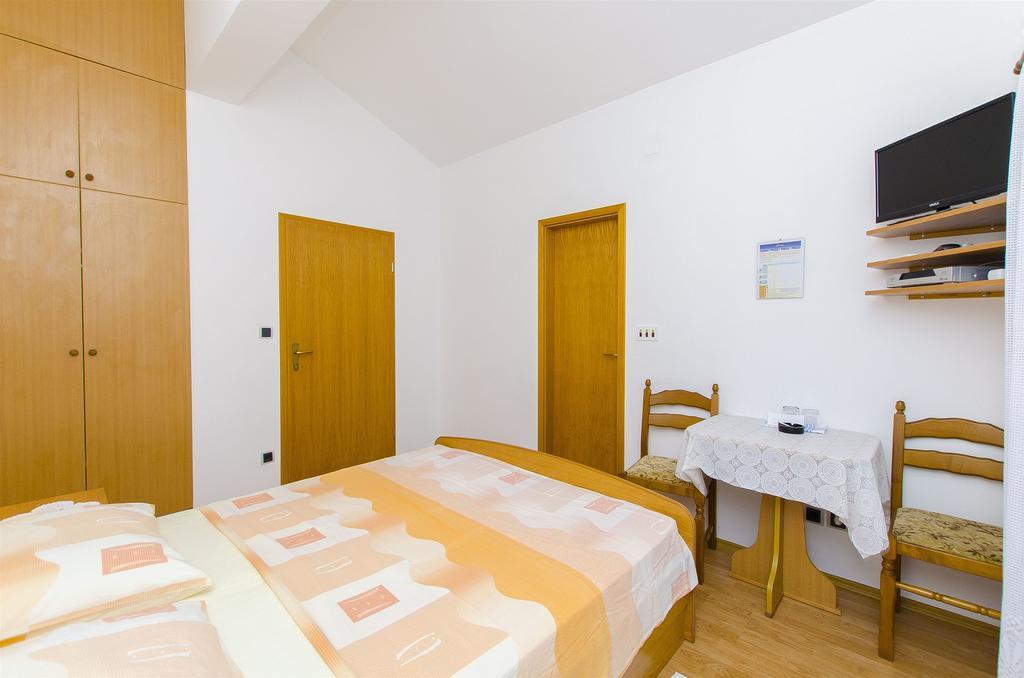 Apartments And Rooms Iva Трогір Екстер'єр фото