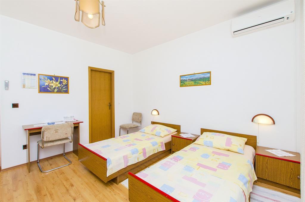 Apartments And Rooms Iva Трогір Екстер'єр фото
