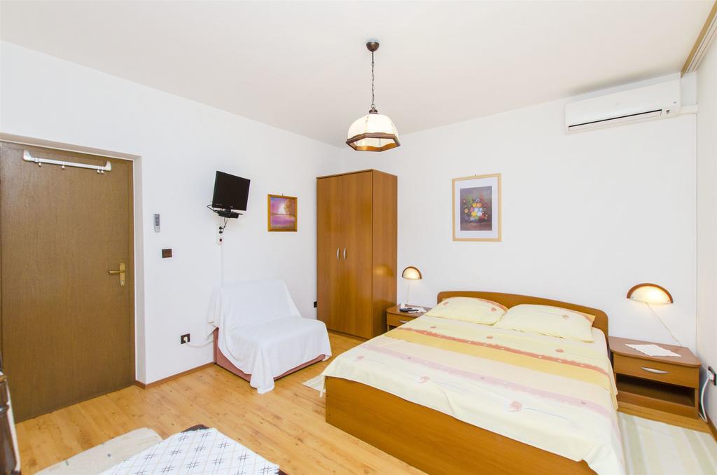 Apartments And Rooms Iva Трогір Екстер'єр фото