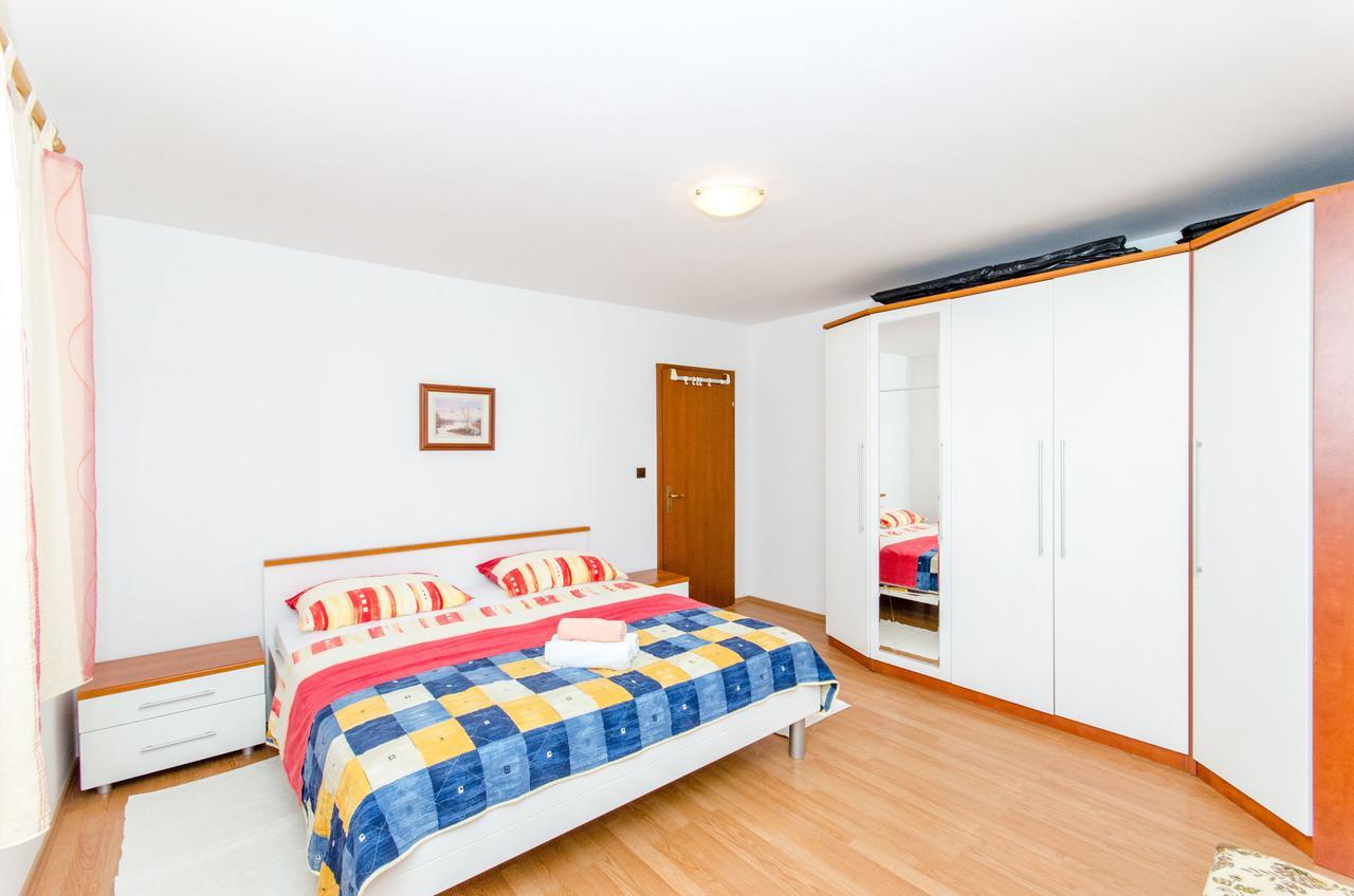 Apartments And Rooms Iva Трогір Екстер'єр фото